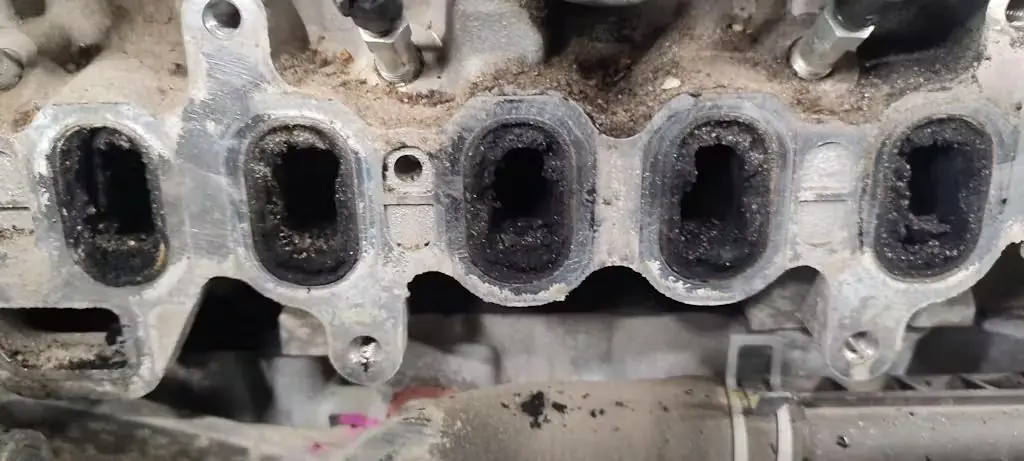 Intake valve condition before walnut blasting cleaning