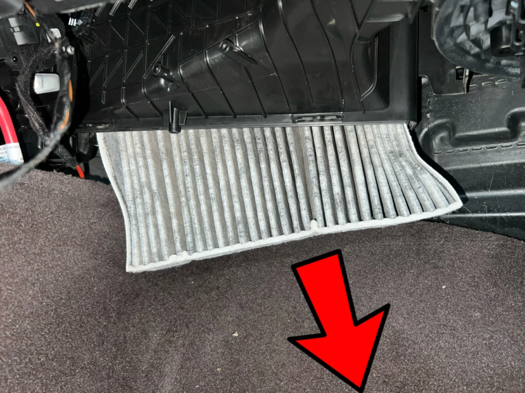 Mercedes external cabin air filter twist-lock fasteners image 11