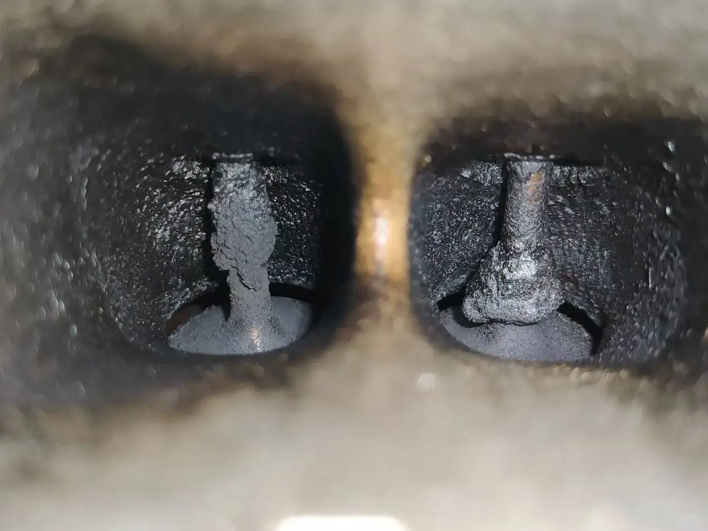 Walnut blasting machine versus ordinary sandblaster for engine carbon cleaning