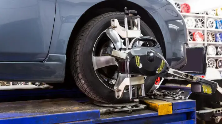 Wheel alignment clamp on vehicle wheel guide image