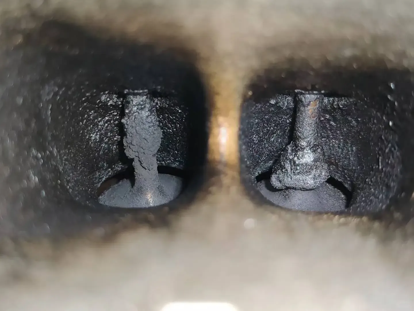 Walnut blasting machine versus ordinary sandblaster for engine carbon cleaning